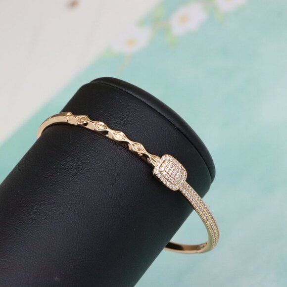 Elegant Rose Gold Bangle with Pave Setting and Textured Detail, XPBL0595 - Picture 9 of 12